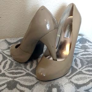 Steve Madden Beige/Nude Patent Leather Heels sz 8 very good condition
